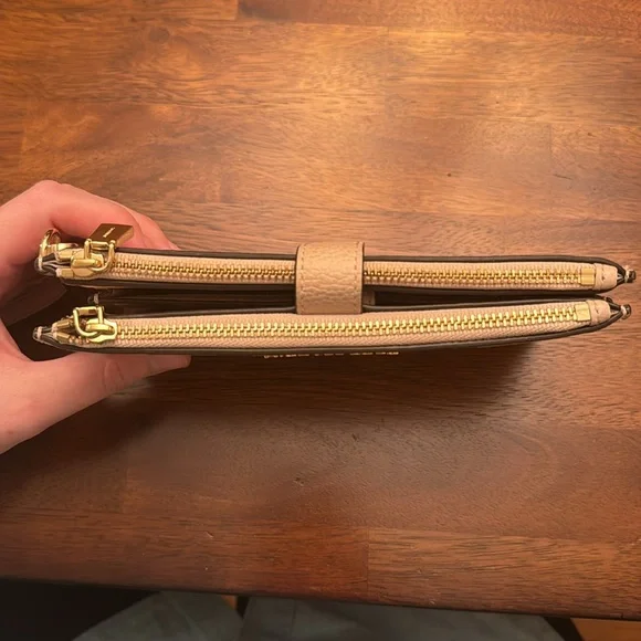 Michael Kors phone wallet - Picture 3 of 9